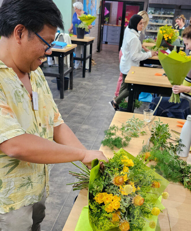 Boerma Instituut Student Hirwan wrapping a Handtied Bouquet